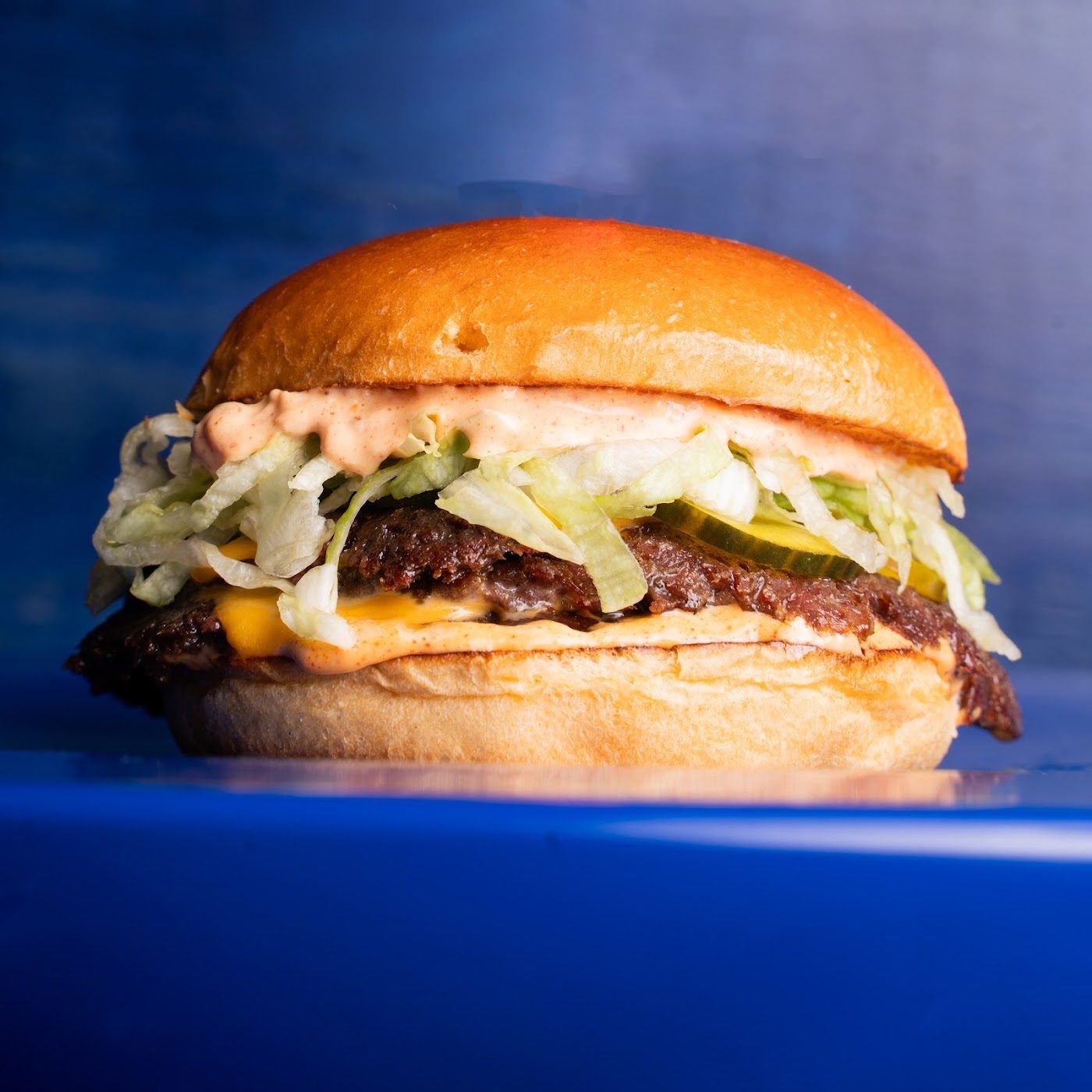 Smash burger z serem i sałatą