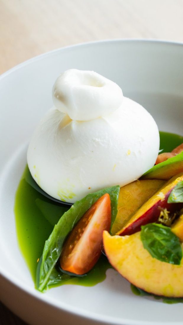 Burrata z brzoskwinią i oliwą ziołową