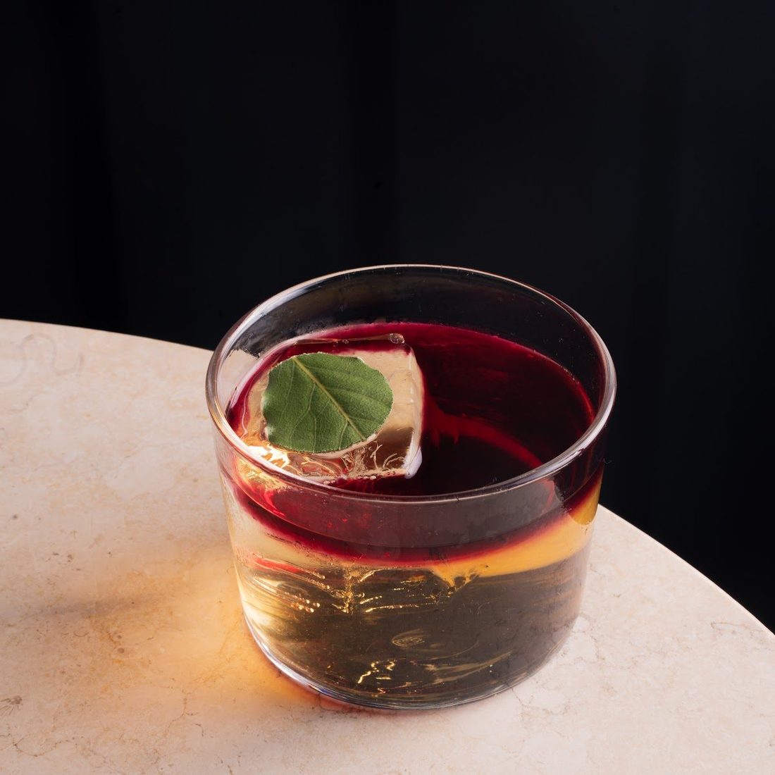 Drink z lodem i listkiem